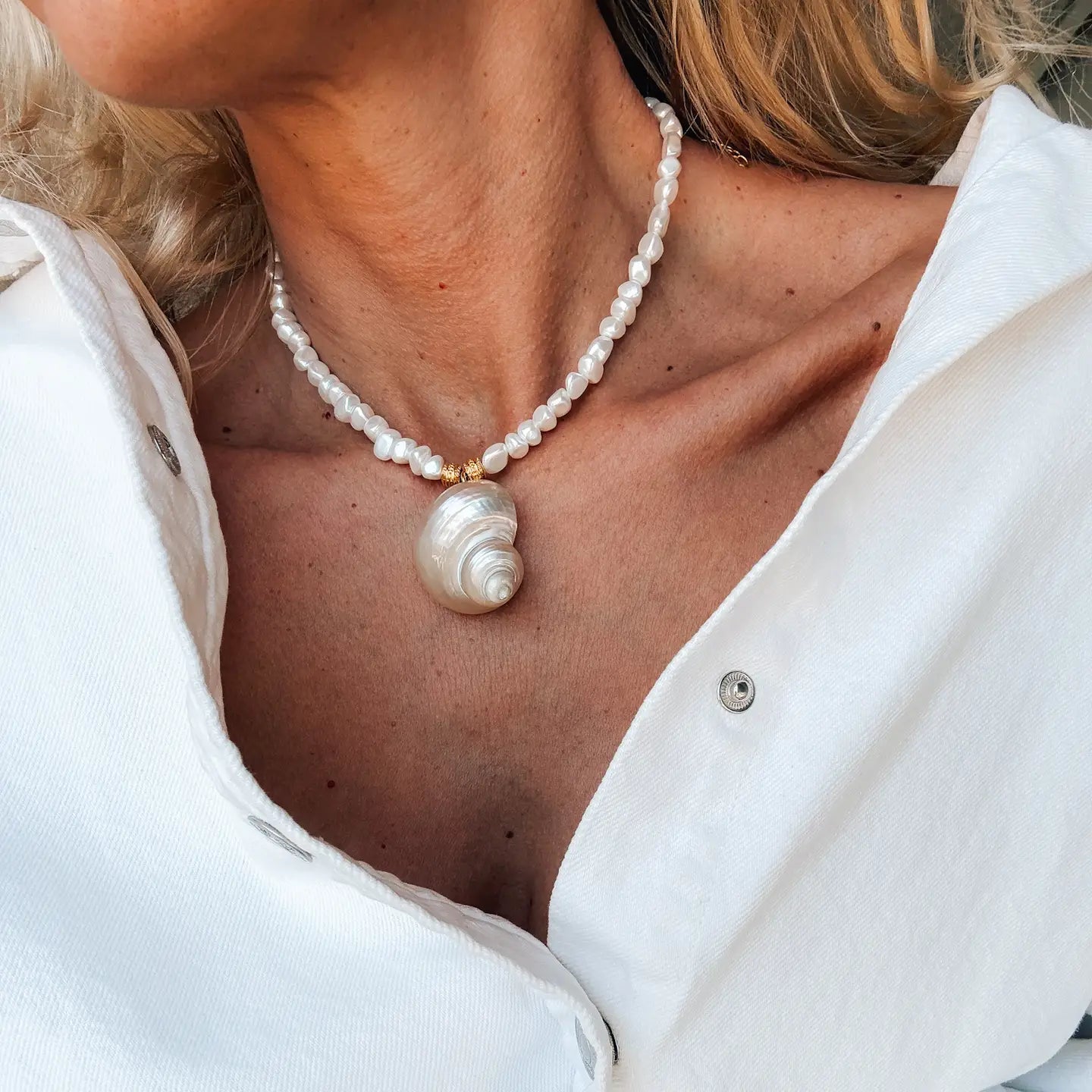 Goupi White Pearl Choker with Shell