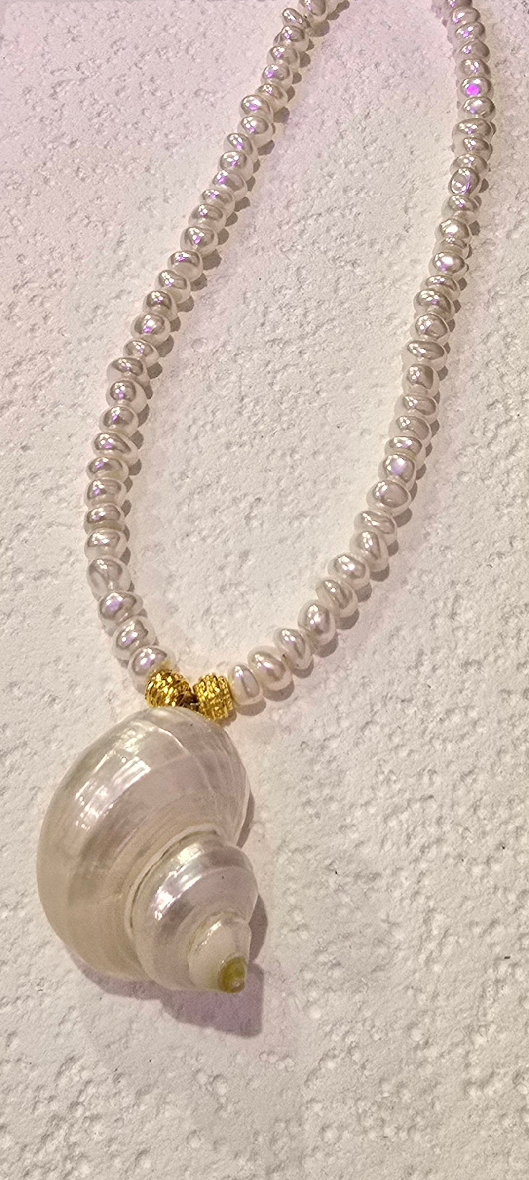 Goupi White Pearl Choker with Shell